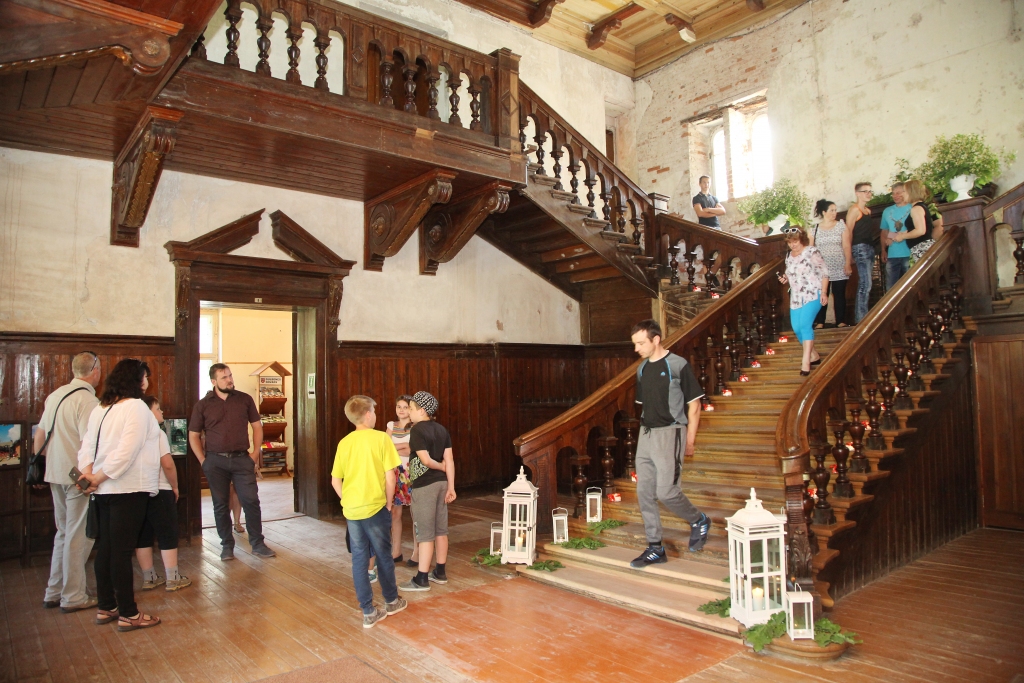 Vēl pēdējais mirklis paspēt izbaudīt veco Stāmerienas pils šarmu, jo jau 4.jūnijā to tiek plānots apmeklētājiem slēgt. “Pils un pils teritorija tiks iežogota, tāpēc ir pēdējais brīdis apmeklēt Stāmerienas pili pirms vērienīgajiem darbiem. No vienas puses ir labi, ka pagājušajā nedēļā bija šāds pasākums – atvērto durvju dienas pilīs un muižās, varam tā kā nosvinēt pils aizvēršanu ciet, atvadīšanos no vecā pils šarma. Plānojas, ka pils tiks aizvērta uz diviem gadiem. Pēc tam tā iegūs baltu izskatu, būs fantastiska vieta, uz kurieni atbraukt. Savukārt tūrisma informācijas centrs ar 4.jūniju būs Stāmerienas tautas namā,” “Dzirkstelei” saka tūrisma informācijas centra “Stāmeriena” tūrisma informācijas konsultants Artūrs Grodnis.  
Autors: Gatis Bogdanovs