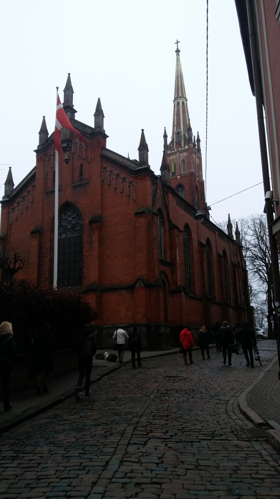 Anglikāņu baznīca celta neogotikas stilā. No Anglijas ar kuģi tika atvests apmēram 30 centimetrus biezs zemes slānis, uz kā likti baznīcas pamati, kā arī ķieģeļi tās celtniecībai. Ieejot baznīcā, vestibilā ir redzams 19.gadsimta sienas zīmējuma fragments, tādas tagad cer atjaunot visas sienas.
Autors: Pārsla Konrāde