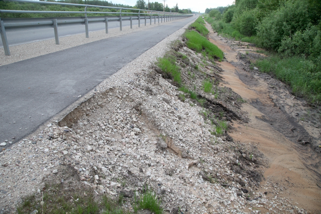 Gājēji un velobraucēji jau labu laiku izmanto jauno celiņu, kas iet gar Madonas šoseju. Viņus satrauc, ka pēc lietus smiltis tur ir pamatīgi izskalotas. 
Autors: Gatis Bogdanovs