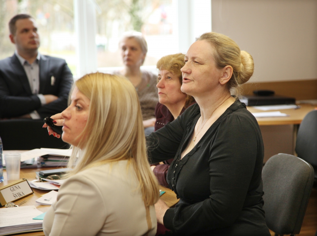 Komplicēts, bet interesants dokuments ir Gulbenes novada pašvaldības konsolidētais 2017.gada finanšu pārskats. Nesen deputātiem to prezentēja pašvaldības galvenā grāmatvede Aija Kļaviņa (no labās). 	
Autors: no “Dzirksteles” arhīva