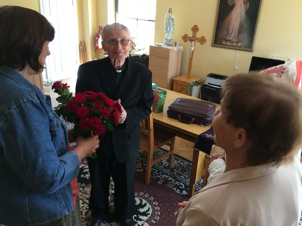 Savstarpējā cieņā un sirsnībā. Kardināls Jānis Pujats Gulbenes katoļu baznīcā vienmēr ir sevišķi gaidīts un mīlēts. Viņa sacītajos vārdos gulbenieši klausās ar lielu vērību un atvērtību.
Autors: Diāna Odumiņa