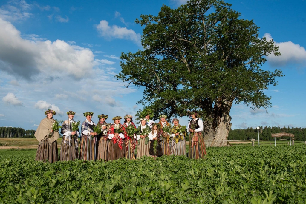 Gadsimta garākās Līgodziesmas dalībnieces no folkloras kopas 