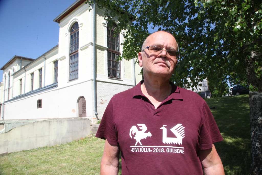 Latviešiem gailis ir uz ābeces, baznīcas smailē. Šis putns folklorā ir gaismas vēstnesis, kas iztraucē velnu. Varbūt tieši tāpēc divi izcilie novadnieki Jūliji – Madernieks un Straume – savos dizaina rakstos ir pievērsušies gaiļa tēmai. To kā īpašu dārgumu gaismā cēlis mūsdienu dizainers novadnieks Ivars Vecāns, izveidojot logo šovasar gaidāmajam mākslas festivālam “Divi Jūliji”. 	
Autors: Gatis Bogdanovs