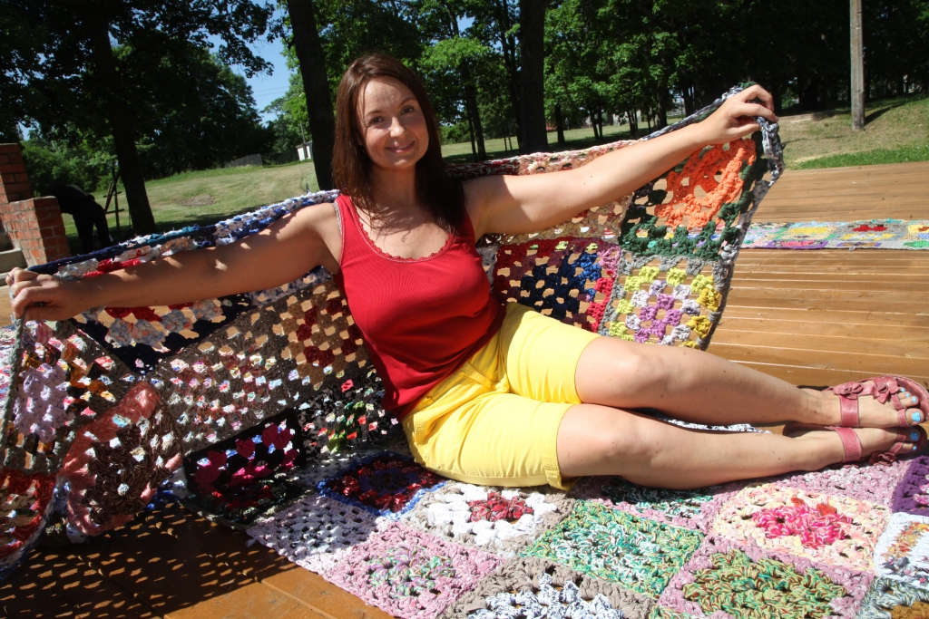 Sarmīte Viduce priecājas un lepojas par vietējo cilvēku radošumu un iniciatīvu darinot tamborētus celiņus, ar kuriem rīt tiks rotāta estrāde.
Autors: Gatis Bogdanovs