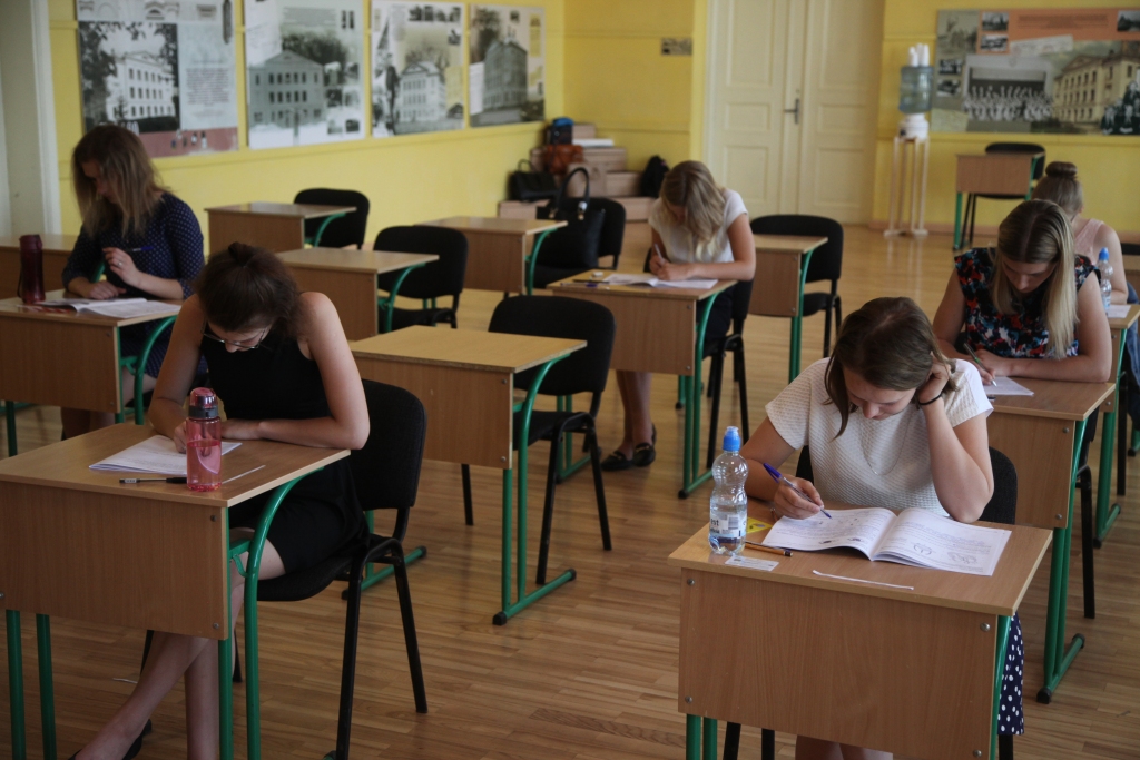 Šonedēļ divpadsmitie jau kārtoja bioloģijas eksāmenu. Gulbenes 2.vidusskolas skolniece Guna Ankipova saka, ka arī bioloģijas eksāmenā daudzi uzdevumi bija tendēti uz skolēni paša izpratni. “Eksāmenā bija uzdevumi, par ko īsti skolā nemāca, piemēram, par slimībām. Tā kā pati biju par tām lasījusi, jo mani tas interesē, tad man bija vieglāk eksāmenā,” saka Guna, kura vēlas kļūt par ārsti.	 	
Autors: Gatis Bogdanovs