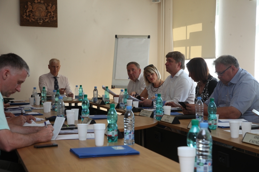 Deputāte Guna Pūcīte nebalso, pirms nav visu izpētījusi, un rosina arī citus kolēģus būt atbildīgiem! Viņai ir virkne iebildumu administrācijā sacerētajam dokumentam, kas definēs sabiedrisko ūdenssaimniecības pakalpojumu noteikumus pašvaldības teritorijā.
Autors: Gatis Bogdanovs