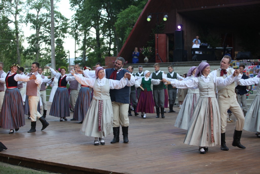 “Pa sauli, pret sauli pādīti dīdu” izdejo mūsu dejotāji no pieciem kolektīviem. Sirsnīgs un emocionāls koncerts,  kas uzbūra svētku sajūtu, saka paši dalībnieki par sestdien Beļavas 25 deju svētkos izdejoto  mazu daļiņu no lielās “Māras zemes”. 						
Autors: Gatis Bogdanovs