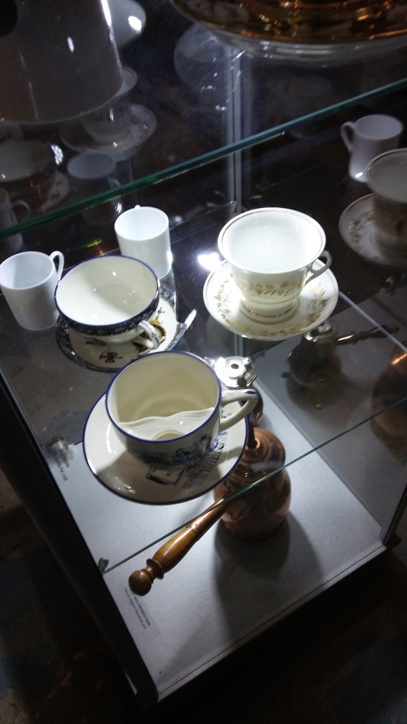 18.gadsimtā dižciltīgie kungi savas ūsas novietoja uz krūzītes paliktnīša, lai tās nesamirktu.  
Autors: Pārsla Konrāde