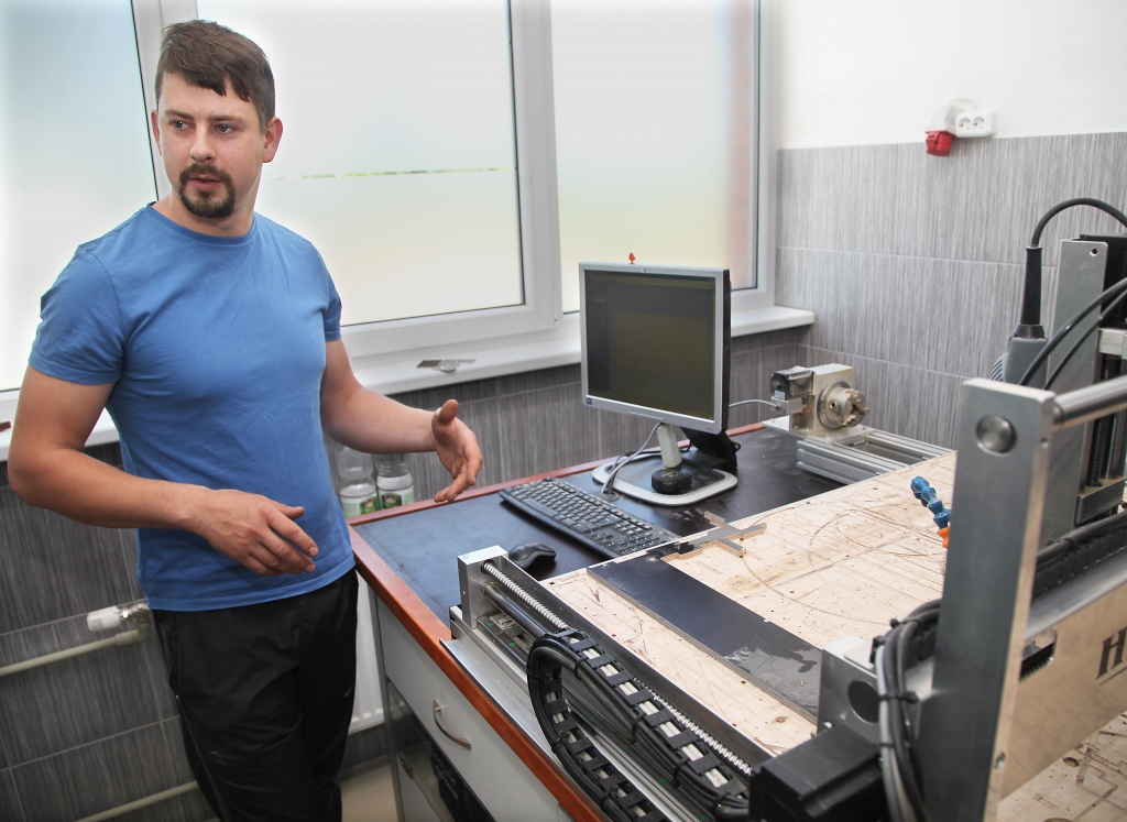 Savā darbnīcā Aivars Zelčs pats taisījis ventilāciju, apkuri, elektrību, signalizāciju, ierīkojis videonovērošanu. “Man patīk darboties. Daži domā, ka esmu kā apmāts ar dažādu instrumentu iegādi, bet - jo man to ir vairāk, jo saprotu, ka varu izdarīt un izpausties vairāk un vēl labāk,” viņš saka.
Autors: Gatis Bogdanovs