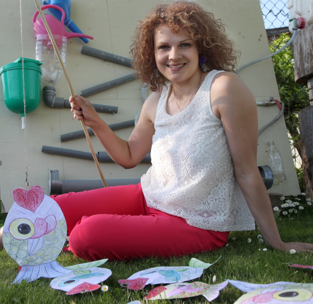 “Man liekas superīgi, ja bērnam uztaisa ārā dubļu virtuvi, kurā izmanto dubļus, zāli, kokus un izspēlē ikdienu. Mums mājas tādas nav, bet ir ūdens siena, uz kuras saskrūvētas visādas caurules. Kad tur ielej ūdeni, bērni skatās, kā tas tek. Ūdens un smiltis bērnus attīsta un arī nomierina. Maziem bērniem nervu sistēma ir ļoti nenobriedusi,” saka Aļona Bahšteina. 
Autors:  Gatis Bogdanovs