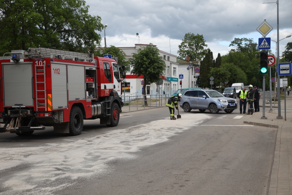 Tā arī nav zināms, kam un kāpēc izlija dīzeļdegvielai līdzīgs šķidrums pilsētas centrā. 
Autors: Gatis Bogdanovs