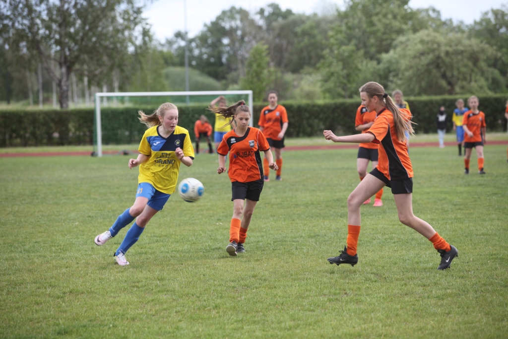 Spēle ar Rīgas SK “Līderis” gulbenietēm bija līdzīga, abām komandām bija iespēja uzvarēt, pretinieces izrādījās veiksmīgākas.  	
Autors:  Gatis Bogdanovs