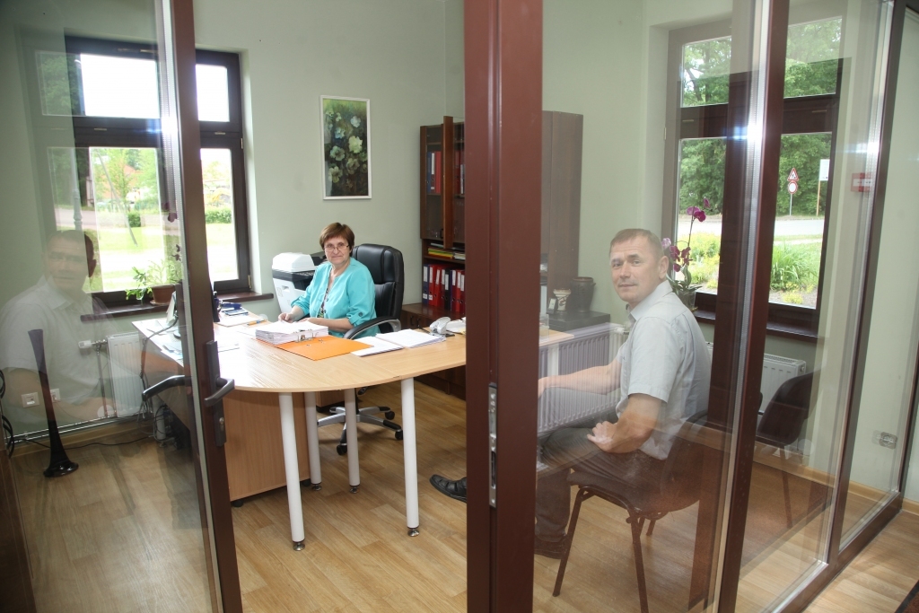 Stradu pagasta pārvaldes vadītājs Juris Duļbinskis un lietvede Anna Rone priecājās par jaunajām telpām.
Autors: Gatis Bogdanovs