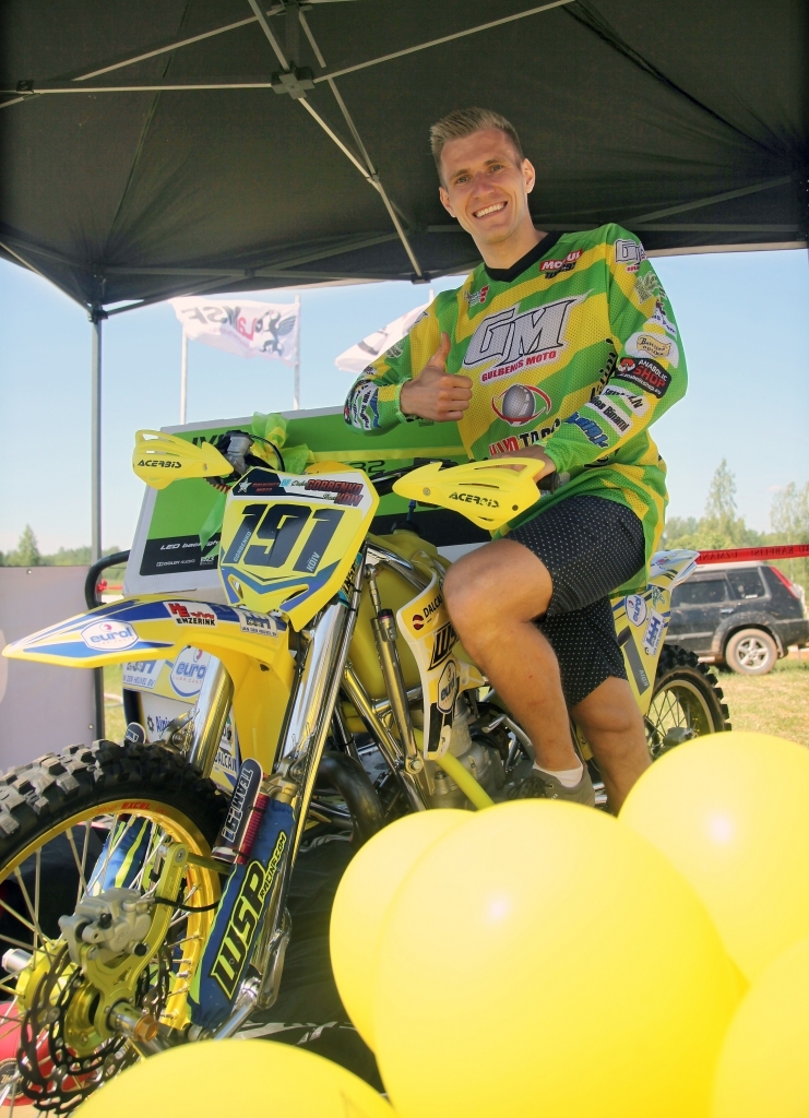 Didzis Gorbenko ticis pie vienreizēja motocikla - vairākkārtējā pasaules čempiona Daniela Vilemsena motocikla. 	
Autors: Gatis Bogdanovs