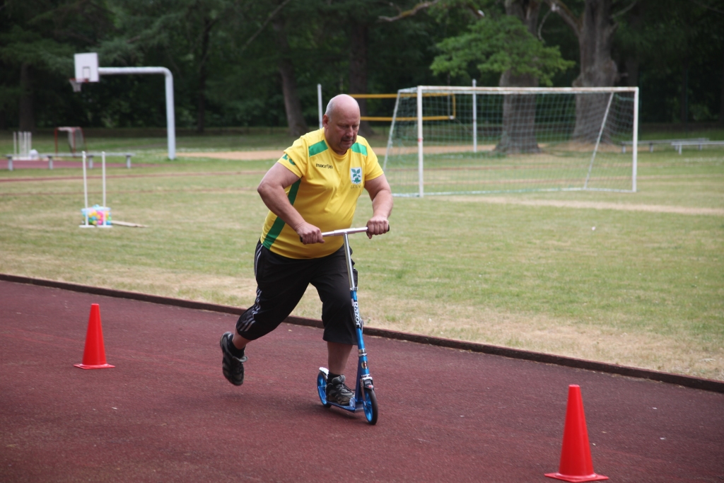 Litenes pagasta pārvaldes vadītājs Vilnis Lapiņš rāda savu prasmi stafetē.  
Autors: Gatis  Bogdanovs