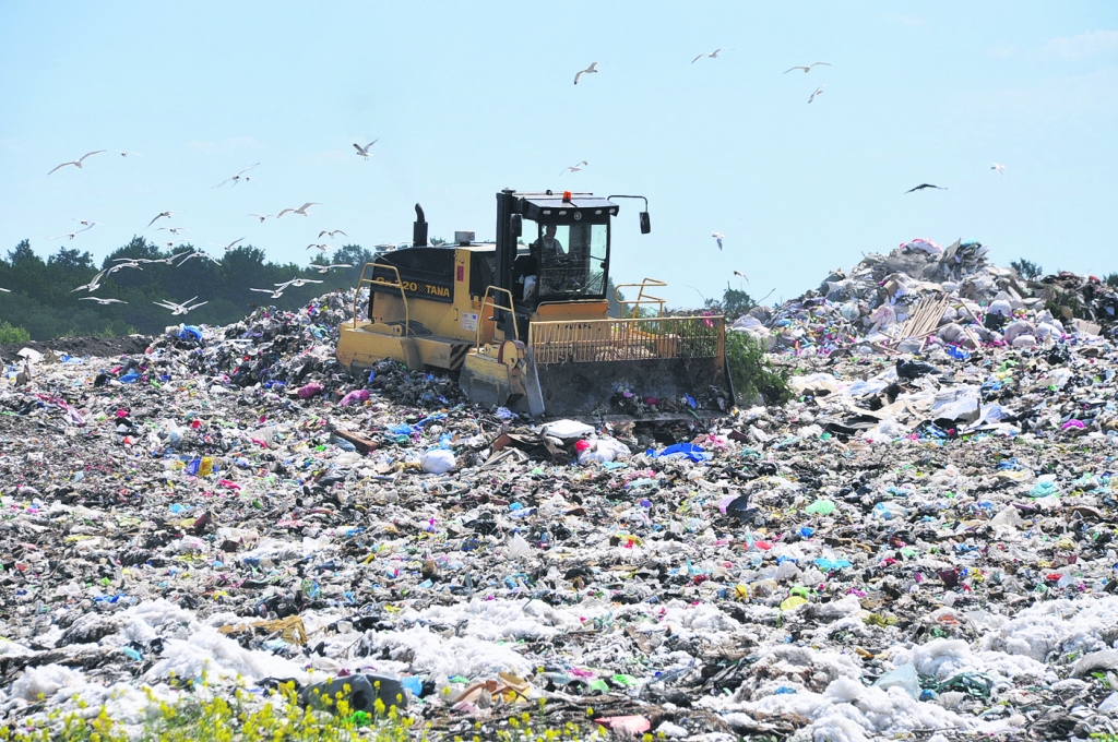 Ar īpašu smago tehniku atkritumus uzved kalnā, izber un izlīdzina, lai tie sāktu trūdēt un izdalītu gāzi.
Autors: DAINIS ĢELZIS