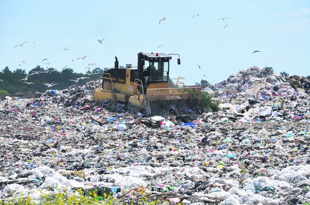 Ar īpašu smago tehniku atkritumus uzved kalnā, izber un izlīdzina, lai tie sāktu trūdēt un izdalītu gāzi.
Autors: Dainis Ģelzis