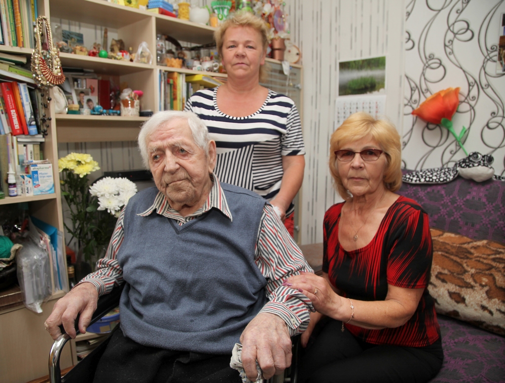 Uz visgrūtākajiem savas simtgadīgās biogrāfijas notikumiem Alberts Miķelsons atskatās, saglabājot iekšēju mieru. Piecdesmito gadu beigās bijis politiski notiesāts kā budzis uz ziņojuma pamata. Tika izrauts no Latvijas un sešus gadus pavadīja gulagā aiz Urāla kalniem. Laimējās, ka tikai sešus piespriesto 25 vietā. Pēc svešās varas galvenā ideologa Josifa Staļina nāves atgriezās mājās, savā ģimenē, kur vienmēr bijis mīlēts. Šodien Alberts joprojām ir ģimenes lolots! Alberts Miķelsons pirms astoņiem gadiem no savām mājām Dzelzavas pagastā ir pārcēlies dzīvot pie meitas Mairas Miķelsones (no kreisās) Gulbenē. Par tēti ļoti rūpējas arī otra meita – Aīda Rozentāle. Laikā starp Jāņiem un Pēteriem – 28.jūnijā – būs Alberta 101. dzimšanas diena. 
Autors: Gatis Bogdanovs