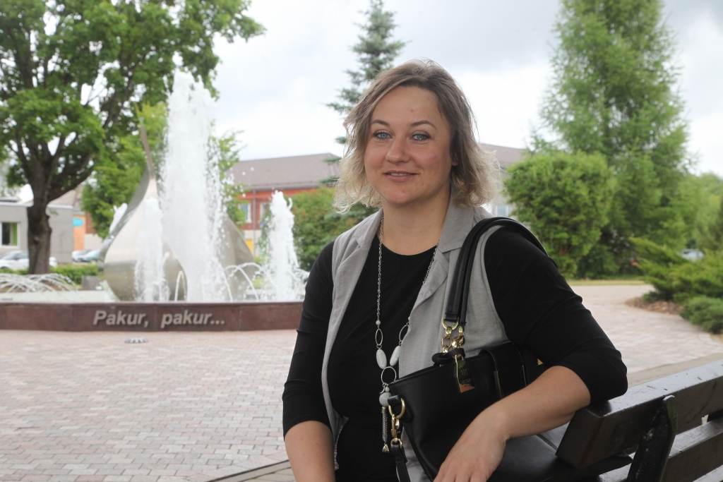 Ineta Saulīte 2006.gada nogalē devās uz Angliju. Pirms tam viņa guvusi pieredzi, mācījusies, strādājuši un pilnveidojusi sevi arī Vācijā un Grieķijā. Tagad, pēc vairāk nekā desmit gadiem, viņa ir atgriezusies un dzīvo Jaungulbenē.  
Autors: Gatis Bogdanovs