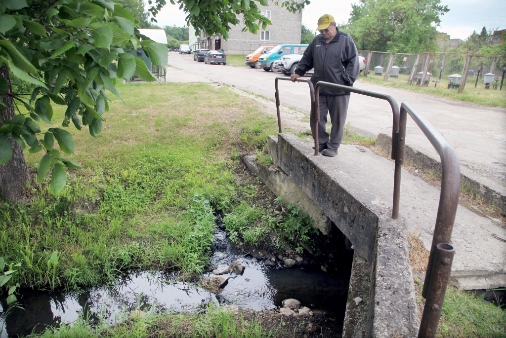 Juri Greiberu satrauc, ka grāvī tek kanalizācijas ūdeņi. Viņš vērsās pēc palīdzības pie “Dzirksteles”. Šobrīd problēma jau ir atrisināta.  
Autors: Gatis Bogdanovs