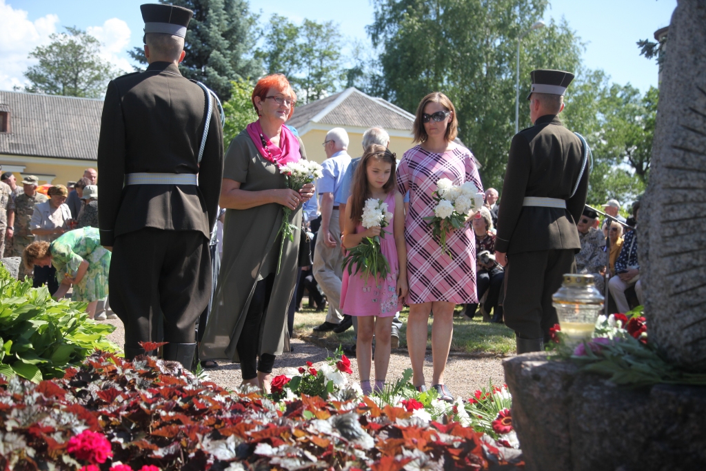 Tradicionāli aizvesto piemiņai tika nolikti ziedi un aizdegtas sveces.  
Autors: Gatis Bogdanovs