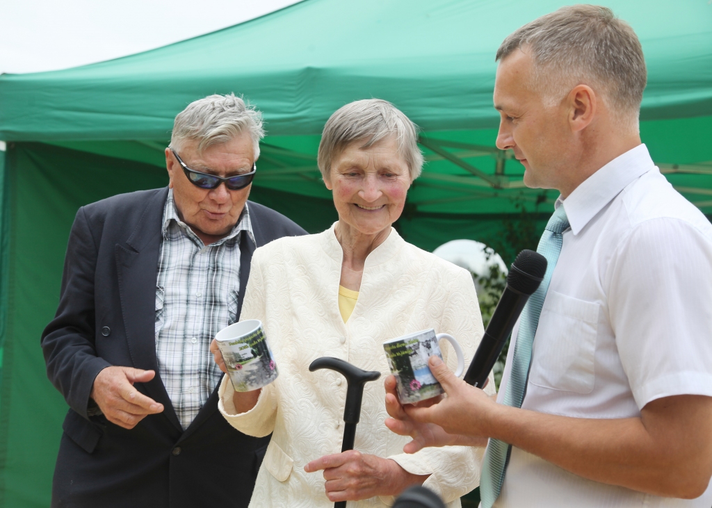 Aina un Gunārs Sukuri ar prieku saņem Daukstu pagasta pārvaldes vadītāja Ulda Doņuka dāvāto krūzīti kā sava veida atzinību. 
Autors: Gatis Bogdanovs