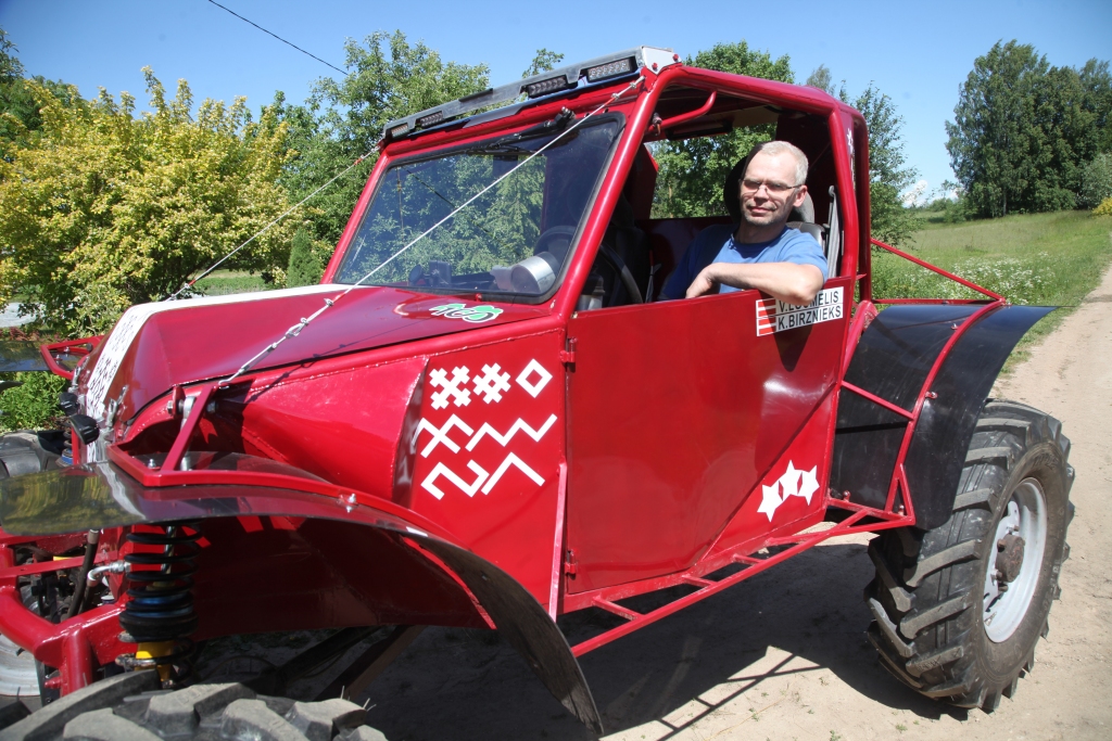 Valdis Ločmelis no Ozolkalna ir prasmīgs meistars. Pats saviem spēkiem, visu apgūstot pašmācības ceļā, viņš ir uzmeistarojis bezceļu sacīkšu mašīnu. Un tā patiešām ir iespaidīga! Daudzie vakari, kas pavadīti, darbojoties garāžā, ir nesuši rezultātu. Valdis ņēmis vērā arī to, ka ir Latvijas simtgade, tāpēc savu mašīnu noformējis atbilstoši šim svētku gadam. Pagājušās nedēļas nogalē jaunā mašīna pirmo reizi tika izmēģināta sacensībās, kas notika Rugājos. 
Autors: Gatis Bogdanovs