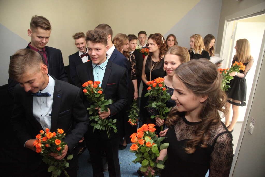 Sestdien svētki bija arī Gulbenes novada valsts ģimnāzijā, kur izlaidumu svinēja skolas 9.klašu absolventi. 
Autors: Gatis Bogdanovs