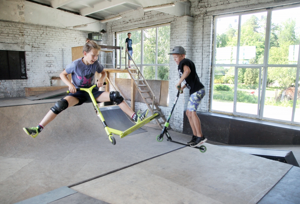 Vasaras brīvlaikā interesentiem Gulbenē ir iespēja doties uz skeitparku. Pagājušajā piektdienā tas bija atvērts. Atsaucība gan nebija īpaši liela. 
Autors: Gatis Bogdanovs