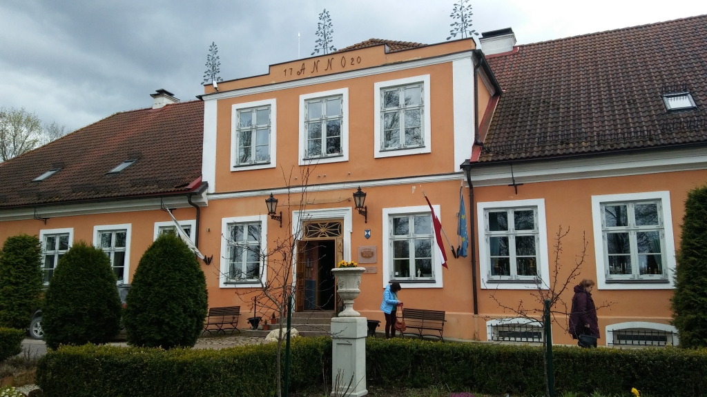 Kukšu muiža no vienas puses izskatās kā vienstāva ēka, bet no ezera puses - kā liels divstāvu nams. 
Autors: Pārsla Konrāde