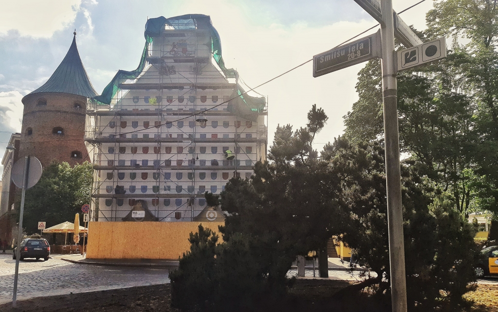 Notiek sienas apgleznošana un sagatavošana svinīgajai atklāšanai.

Autors: no LSP arehīva