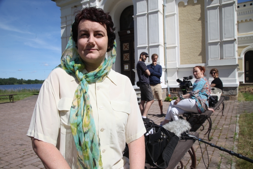 Šonedēļ Stāmerienā filmē skaistu dokumentālu mīlasstāstu par divām spilgtām personībām - itāļu rakstnieku Džuzepi Tomazi di Lampeduzu, kurš ir arī slavenā romāna “Gepards” autors, un vācbaltiešu baronesi, psihoanalītiķi Aleksandru fon Volfu, Stāmerienas pils saimnieci. Kā zinām, tieši Stāmerienas pilī uzplauka abu skaistais mīlasstāsts. Aleksandru fon Volfu attēlo aktrise Sarmīte Vucāne, kas ir apbrīnojami līdzīga baronesei Aleksandrai fon Volfai. 	
Autors: Gatis Bogdanovs