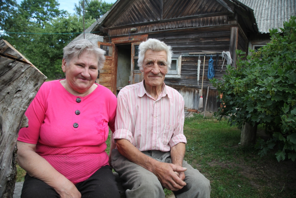 Plecu pie pleca. Tā jau vairākus gadu desmitus kopā bēdās, priekos un svētkos ir Līga un Jānis Bukovski. 
Autors: Gatis Bogdanovs