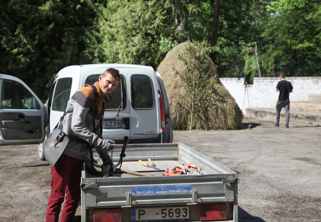 Arī ceturtdien, kad Jaungulbenē ciemojās “Dzirkstele”, estrādes apkārtnē pilnā sparā notika sakopšanas darbi, lai jau sestdien varētu līgot skaistā vidē. 
Autors: Gatis Bogdanovs
