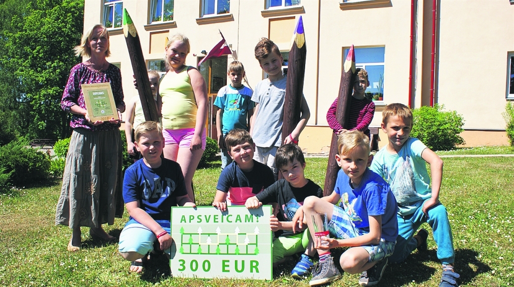 Strautiņu pamatskolas 2. klases skolēni un pulciņa “Prātnieks” dalībnieki ar skolotāju Guntu Epneri. 
Autors: Līga Vīksna