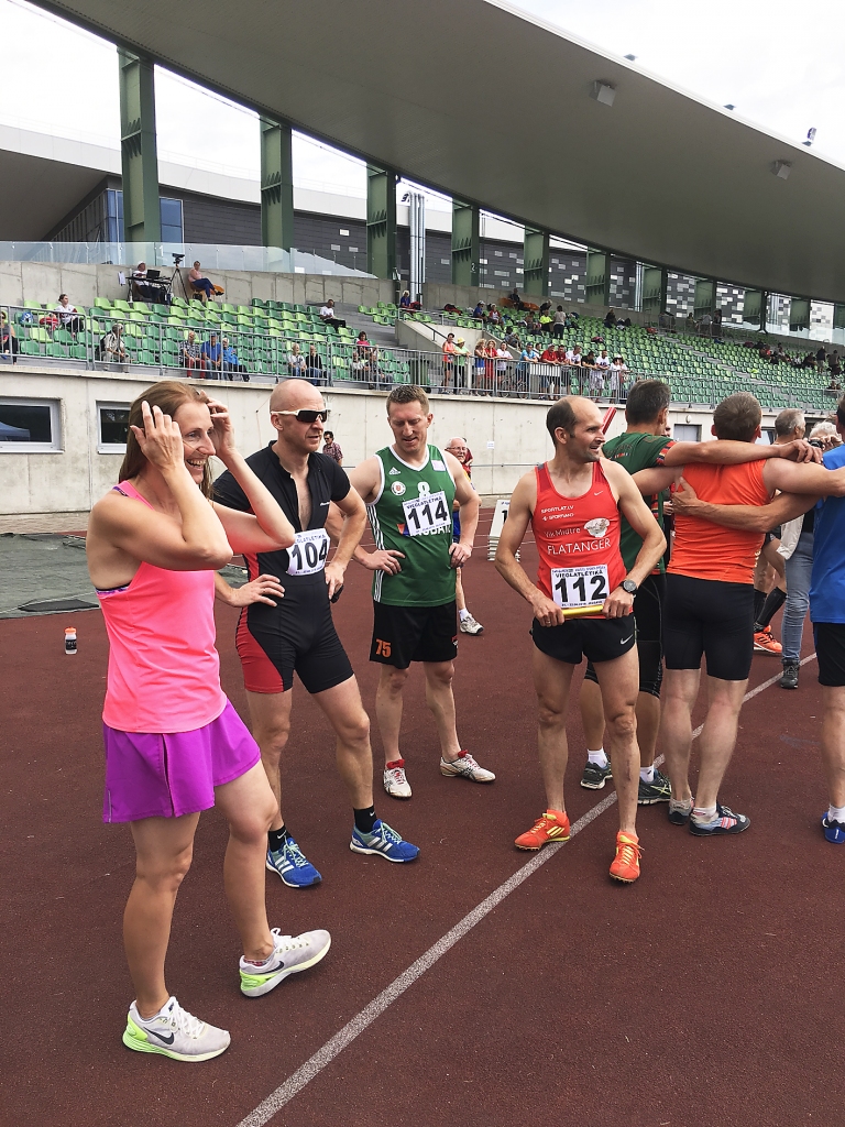 Emocijas, adrenalīns, treniņdarba rezultāts un komandas gars - tie visi ir vārdi, kas raksturo stafetes skrējienu. Gulbenes novada divas komandas pārliecinoši bija vislabākās valstī, spēkiem mērojoties sporta veterāniem. Jauktā sastāva komanda startēja visizcilāk, pusotru kilometru veicot ātrāk nekā 4 minūtēs. Attēlā no kreisās divu stafešu dalībnieki: Dace Anča, Jānis Ģērmanis, Mārcis Graudiņš un Raimonds Siliņš. Attēlā nav redzami gulbeniešu stafešu dalībnieki Guna Ģērmane un Antis Zunda. 
Autors: Diāna Odumiņa