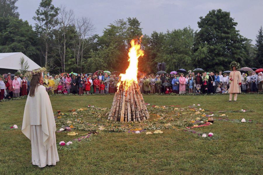Vasaras saulgriežu svētkus Turaidā iezīmēja gan Jāņabērnu sagaidīšana, gan sētas aplīgošana, gan Jāņa tēva un Jāņa mātes daudzināšana, gan saules ugunskura aizdegšanas rituāls un lielā līgošana pie ugunskura.
Autors: no personiskā arhīva
