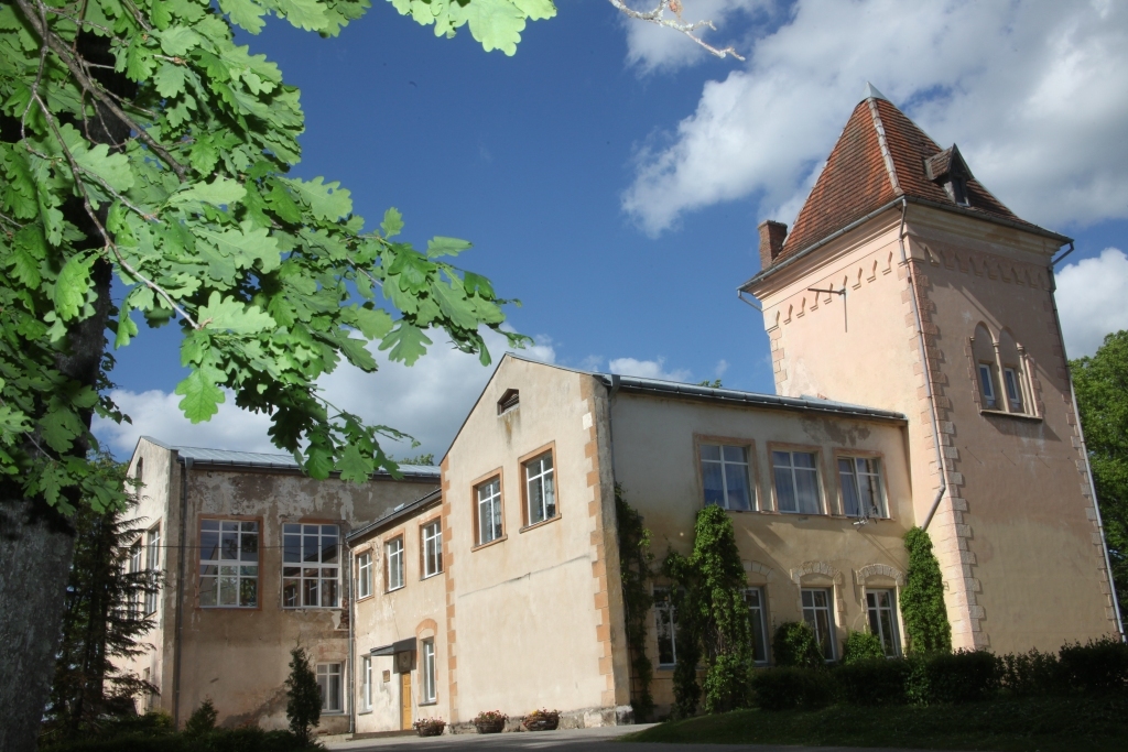 Tāpat kā Druvienas pils tornītis ir piedzīvojis atjaunotni, arī gara gaisma nezudīs. Sākumskolas 1.septembrī vairs nebūs, bet tiks godāta latviskā dzīvesziņa. 		
Autors: no Dzirksteles arhīva