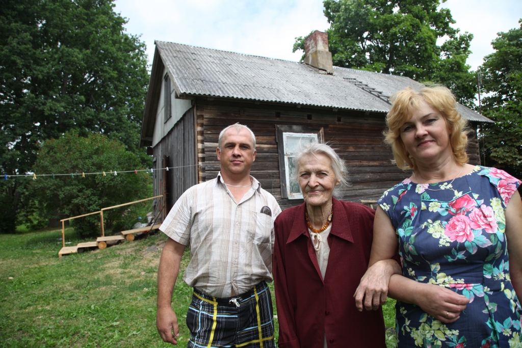 Tagad no kādreiz lielās “Magnūžu” mājas palikusi vien daļa. Dzimtas vecākajai pārstāvei Rankā Dacei Jerumanei, kuru dēvē par ciltsmāti, ir daudz atmiņu par māju un tajā dzīvojošajiem. Viņas stāstos ieklausās Judīte Daukste un viņas brālis Gvido Napris. 
Autors: Gatis Bogdanovs