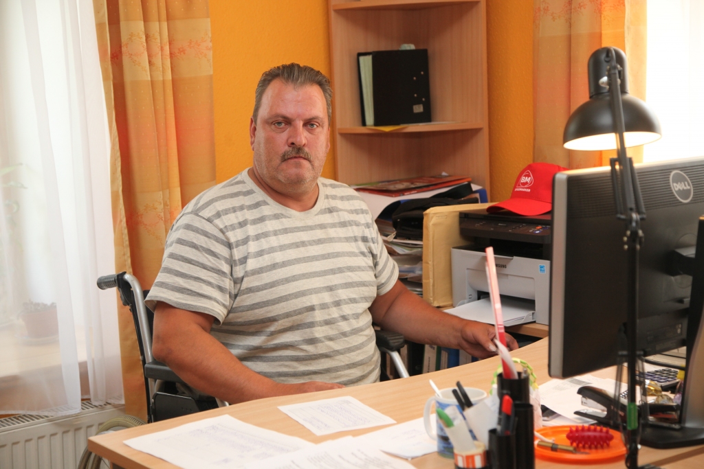 Katru darbdienu Ainārs Melnis no savas dzīvesvietas ratiņkrēslā ceļo līdz Gulbenes novada invalīdu biedrībai un darbā tur pavada daudzas stundas. Viņš jūtas noderīgs, augstu vērtē iespēju strādāt, nopelnīt. Šobrīd viņam ir subsidētā darbavieta. Pēc 1.augusta vairs nebūs. Ainārs gribētu atrast citu darbu. Viņš ir gatavs strādāt jebko, kas viņam būtu pa spēkam, ja vide būs pieejama. 		
Autors: Gatis Bogdanovs