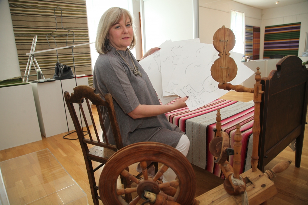 Svētdienas rītā pulksten 8.13 no Gulbenes stacijas aties vilciens, kas uz Dziesmu un Deju svētkiem vedīs 33 novada kolektīvus, kuros ir 735 dalībnieki. Pulksten 14.00 visi dosies svētku gājienā, kurā gulbenieši sevi parādīs īpašā – sprēslenīcu – gaismā. Gulbenes mākslas skolas direktores Sandras Dikmanes ideja – svētku gājienā kā galveno akcentu izmantot tautastērpu darinātājas ar dažādu formu sprēslenīcām, kas pagaidām redzamas skicēs. 
Autors: Gatis Bogdanovs