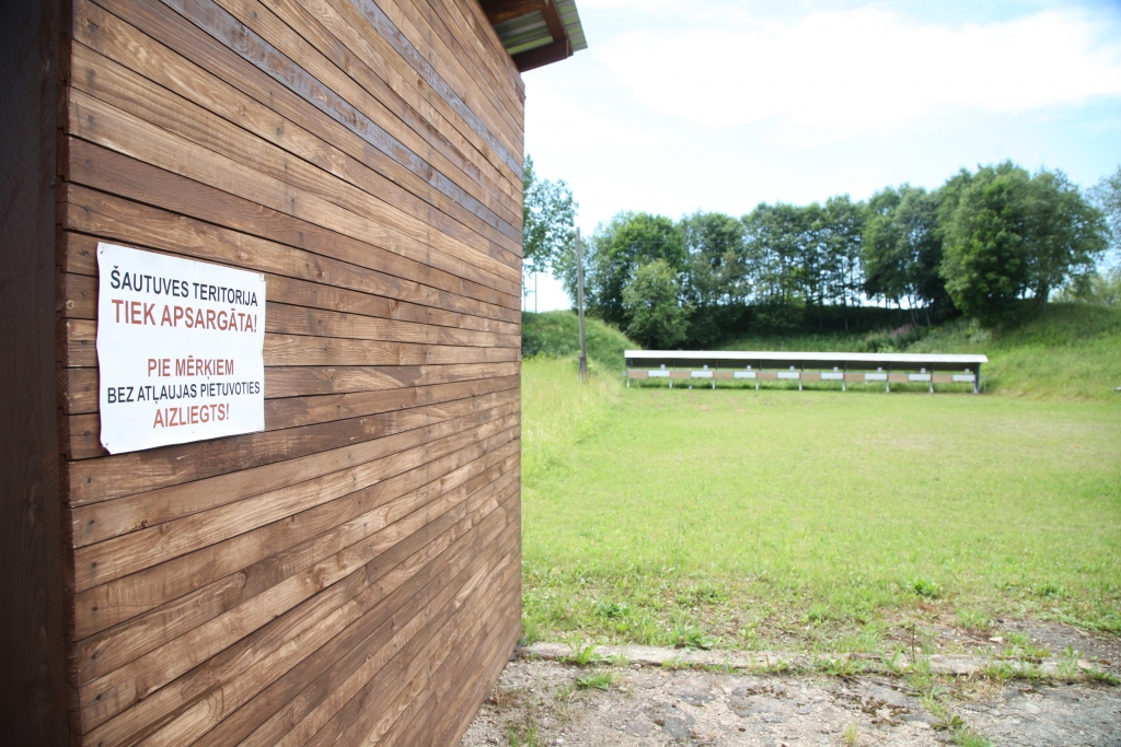 Šautuve Gulbenes biatlona trasē ir aprīkota, vērtīga un uzraudzīta, lai nodrošinātos pret zagļiem vai demolētājiem. Ir tikai viena problēma – nav sakārtota šautuves legalizācija. 	
Autors: Gatis Bogdanovs