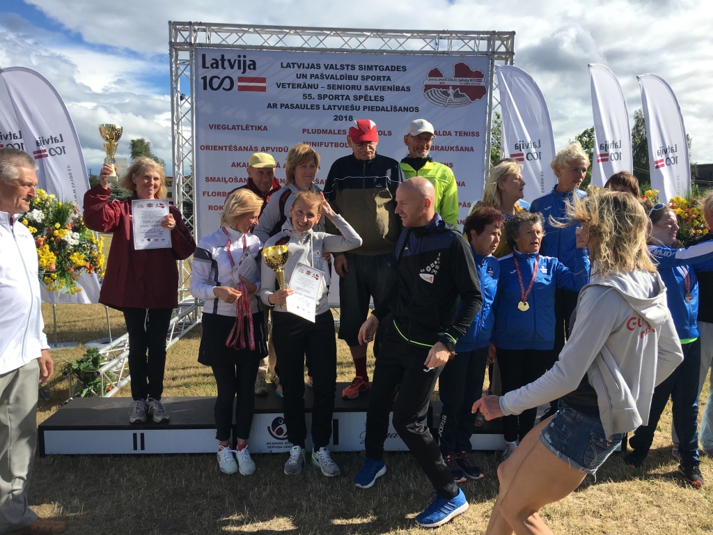 Gulbenes novada veterāni-vieglatlēti saņem uzvaras kausu sacensībās Jelgavā, aiz sevis atstājot Rīgas un Daugavpils komandas. Uzvaras kausu komandas organizatorei Dacei Ančai tikko atdevis Daumants Znatnajs - Latvijas Sporta veterānu savienības prezidents (no kreisās). Kopā ar Daci uzvarētāju godu izjūt soļotāji Inese Sirmā, Irita Bačka, Andrejs Vācietis, Gunārs Rubenis un skrējēji Vladislavs Ponomarenko, Jānis Ģērmanis (visi attēlā).	
Autors: Diāna Odumiņa