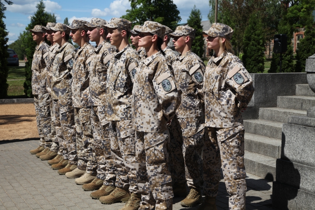 Trešdien, 27.jūnijā, Gulbenē pie pieminekļa “Par Latvijas brīvību kritušajiem Gulbenes draudzes varoņiem” svinīgi tika pieņemts piecpadsmit jauno Gulbenes, Madonas, Cesvaines un Lubānas zemessargu zvērests. Nākamnedēļ zvēresta pieņemšana svinīgos apstākļos Gulbenē notiks vēl četriem zemessargiem - “Dzirksteli” informē Zemessardzes 25. kājnieku bataljona komandieris pulkvežleitnants Ģirts Pintāns. Zemessardzes rindas ir aicināti papildināt Latvijas pilsoņi vecumā no 18 līdz 55 gadiem. 
Autors: Gatis Bogdanovs