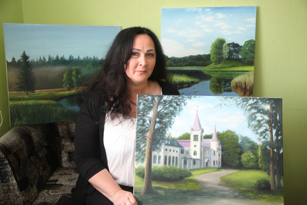 “Stāmerienas pili ļoti ilgi gleznoju, nevarēju atrast īstās ēnas. Ēku ir ļoti grūti uzgleznot, jo kaut kas ir izvirzīts, kaut kas uz iekšu. Tas bija grūti,” saka Agrita Brenča. Aiz muguras labajā pusē redzama glezna, kura gleznota divos eksemplāros. “Vienam cilvēkam šī glezna ļoti patika, un es viņam to uzdāvināju. Bet man pašai arī tā ir ļoti mīļa, tāpēc es uzgleznoju vēl vienu. Šo gleznu vairs nevienam nedāvināšu, tā paliks pie manis,” saka māksliniece. 
Autors:  Gatis Bogdanovs 