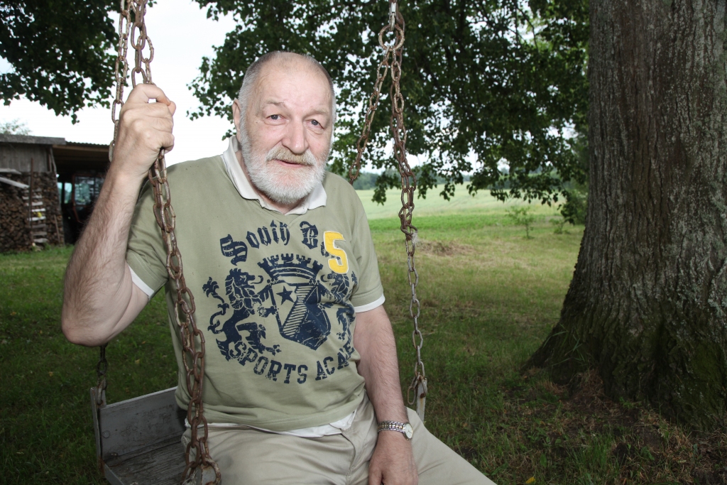 “Idejas rodas, tiekoties ar cilvēkiem. Kad rakstu, daudz smēķēju. Arī pīpi pīpēju. Dažkārt man ir, ko teikt, un dažkārt to gribas pateikt. Es nerakstu tautai. Es vairāk rakstu tiem cilvēkiem, kas kaut ko saprot no pasaules. Rakstu savas apkaimes, savas vides cilvēkiem. Zinu, ka lasīs tikai tie cilvēki, kas kaut ko jēdz no pasaules,” saka Artūrs Snips.                                                                                                                                                      
Autors: Gatis Bogdanovs