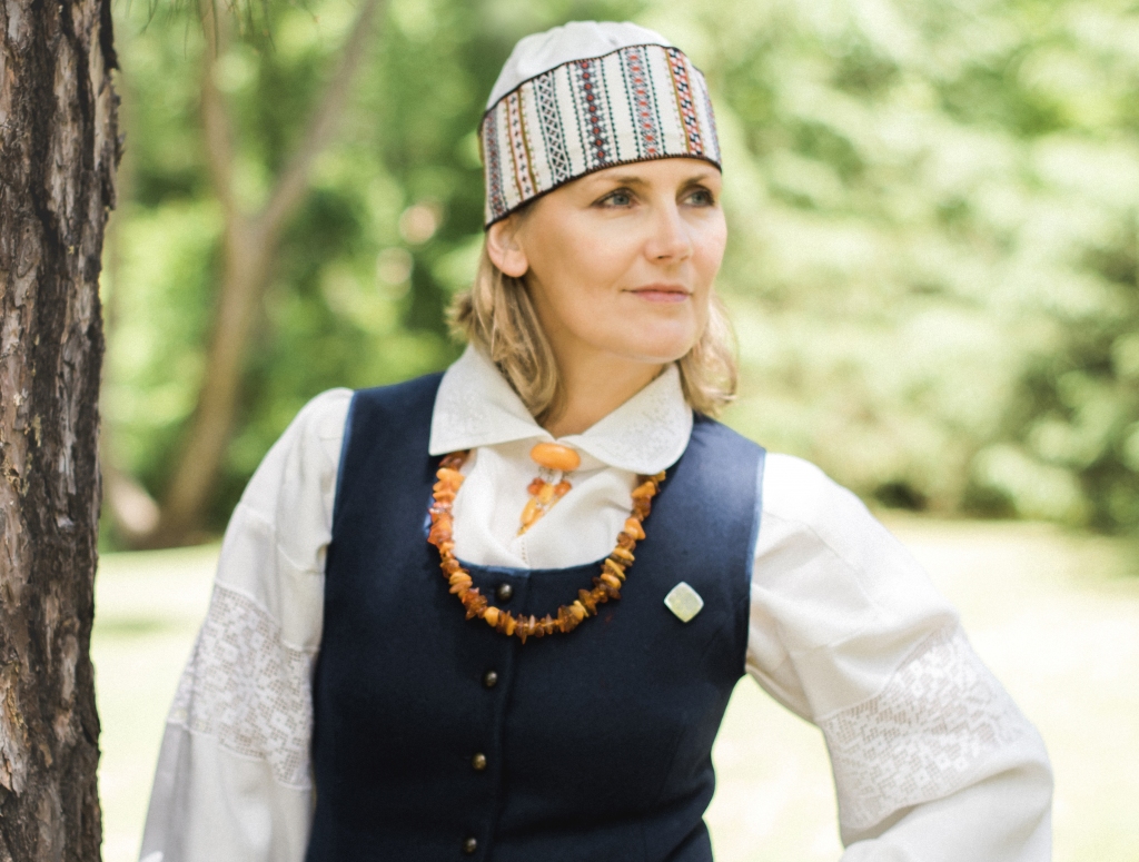 Dziesmu svētkos piedalās arī Ņujorkā dzīvojošā bijusī gulbeniete Jana Anča-Tetere. Jana Amerikā dzīvo gandrīz 20 gadus, bet kopt latvietību viņai ir ļoti svarīgi. Ar Ņujorkas latviešu kori viņa jau otro reizi kuplinās lielo Dziesmu svētku kopkori. Kopumā Ņujorkas latviešu korī ir 60 dziedātāji, gandrīz visi ir arī atbraukuši uz svētkiem. Katrs dziedātājs velk savai piederībai raksturīgo, Jana vienmēr dzied Vidzemes tautu tērpā. Nākotnē viņa cer uzstāties Stāmerienas  etnogrāfiskajā tērpā. “Baudu šo  lielisko simtgades pasākumu. Tas ir neaprakstāmi – izbaudīt saviļņojumu, kopā būšanu un visas emocijas, ko sniedz šie svētki,” uzsver novadniece.                                                                                                                        
Autors: no privātā arhīva