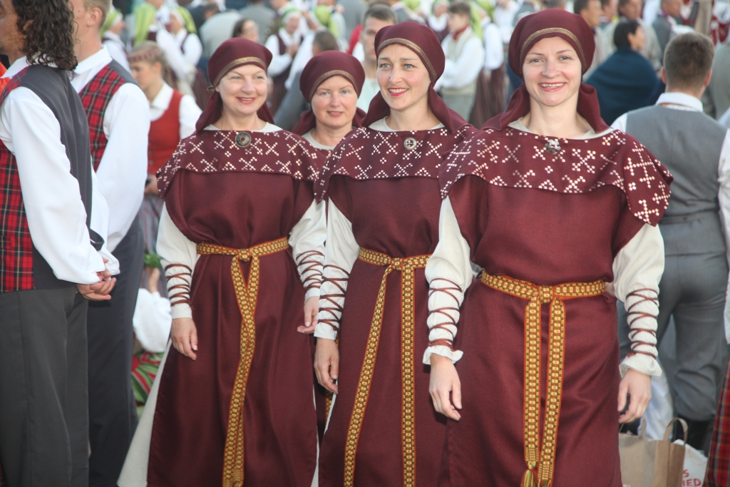 Vērienīgie simtgades Dziesmu un Deju svētki izskanējuši un izdejoti, bet tie vēl ilgi paliks dalībnieku un skatītāju atmiņās, par tiem tiks runāts un spriests. Daudzskaitlīgajā gandrīz 700 Gulbenes pašdarbnieku pulkā arī Gulbenes deju kolektīva “Ratiņa” dejotājas (no kreisās) Baiga Supe, Inga Apsīte, Sarmīte Ieleja un Eva Vīksniņa krāšņajos speciāli deju svētku lielkoncertam sarūpētajos tērpos.                                                                                                                                                                                                                                                                            
Autors: Gatis Bogdanovs