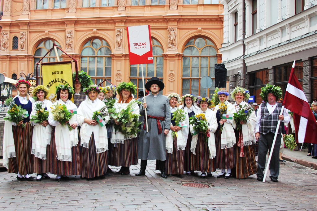 “Tam, ka būs skaista kopdziedāšana, visi apzināti gatavojāmies, tomēr emocijas, esot tur, Mežaparka Lielajā estrādē, rada neaprakstāmu garīgu un emocionālu pacēlumu,”saka kora “Tirzmalietes” vadītāja Gunta Apine. 
Autors: Tīna Žmuida