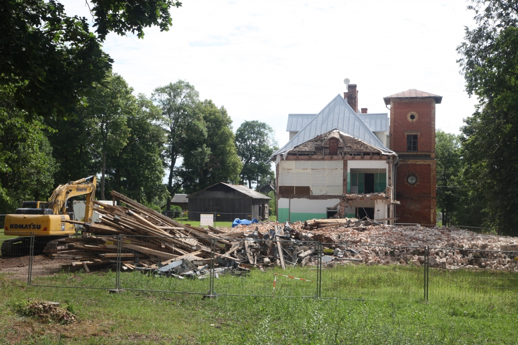 Sarkanās pils baltā piebūve aizvadītās nedēļas nogalē tika gandrīz pilnībā nojaukta, kā jau tas bija plānots. 
Autors: Gatis Bogdanovs